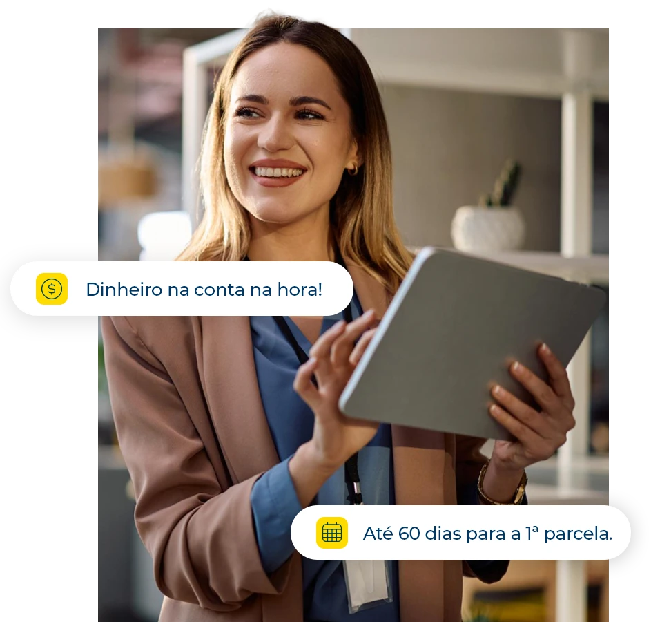 Mulher sorrindo enquanto utiliza um tablet, com pílulas flutuantes destacando "Dinheiro na conta na hora!" e "Até 60 dias para a 1ª parcela".