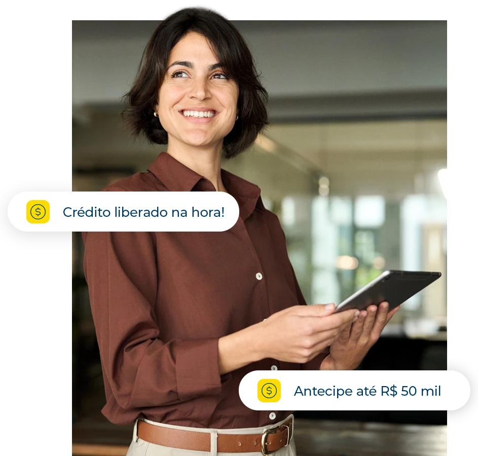 Mulher sorrindo em um ambiente profissional segurando um tablet, acompanhada de pílulas informativas com os textos "Crédito liberado na hora!" e "Antecipe até R$ 50 mil".