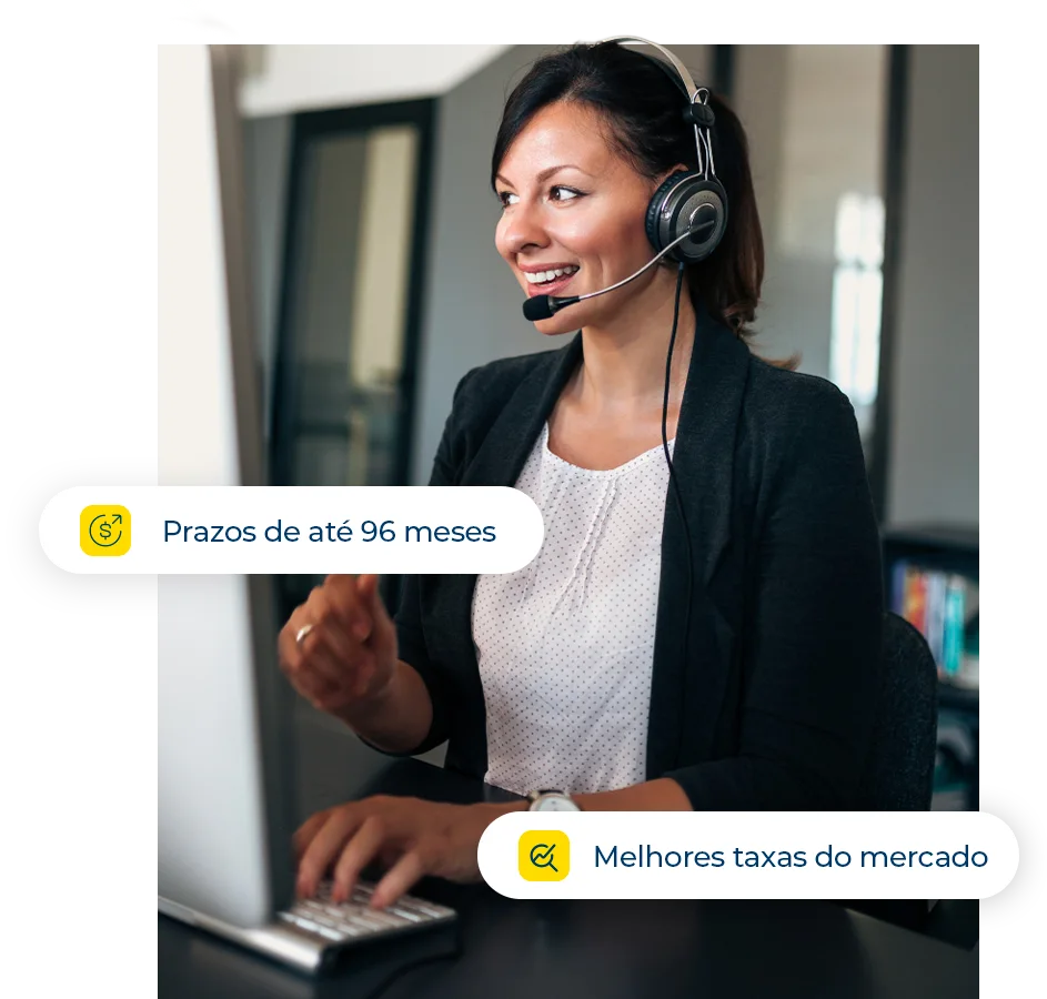 Consultora da Exclusiva sorrindo durante atendimento via headset, transmitindo agilidade e simpatia no suporte ao cliente.
