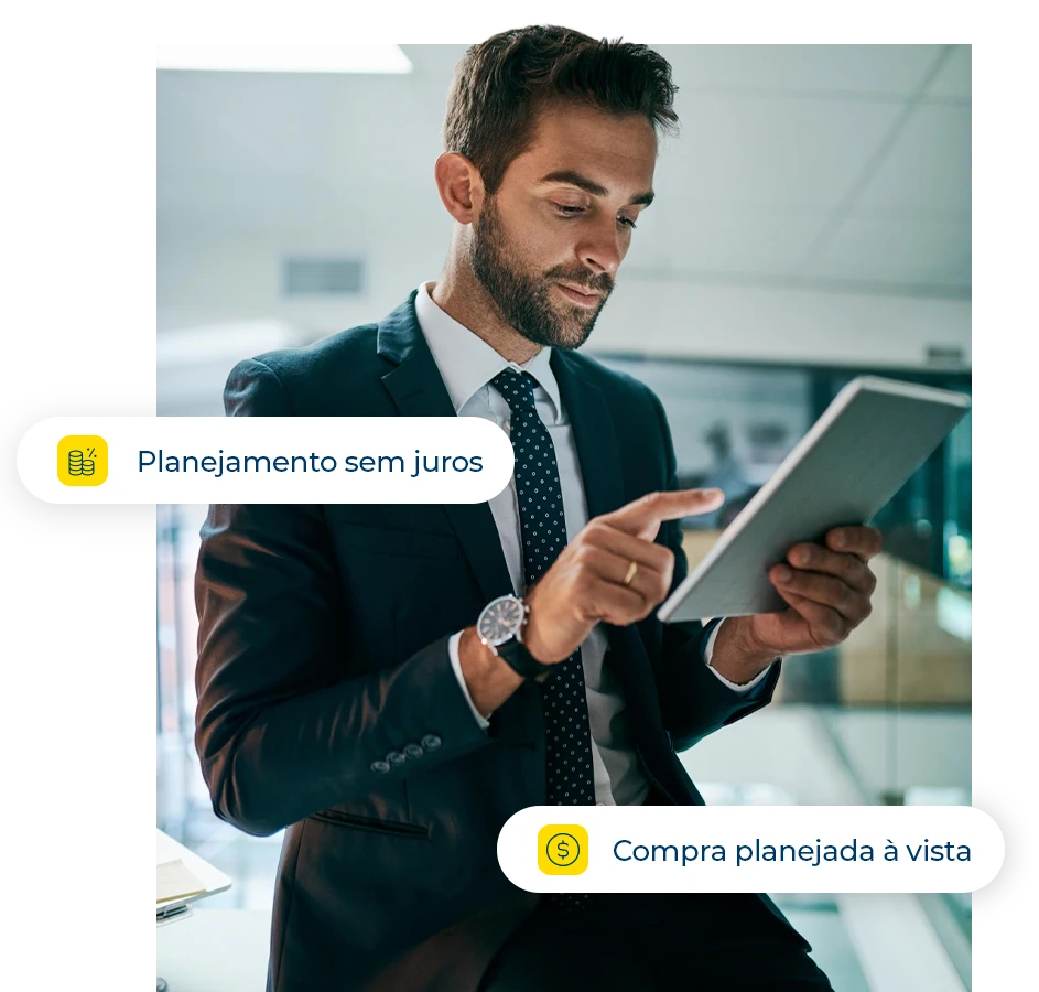 Consultor de negócios sorridente utilizando tablet em ambiente de escritório moderno, representando o atendimento da Exclusiva.