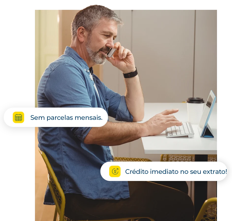 Homem sorrindo ao celular em uma sala clara, simbolizando a tranquilidade de ter o crédito antecipado liberado, com pílulas informativas sobre crédito imediato e ausência de parcelas mensais.